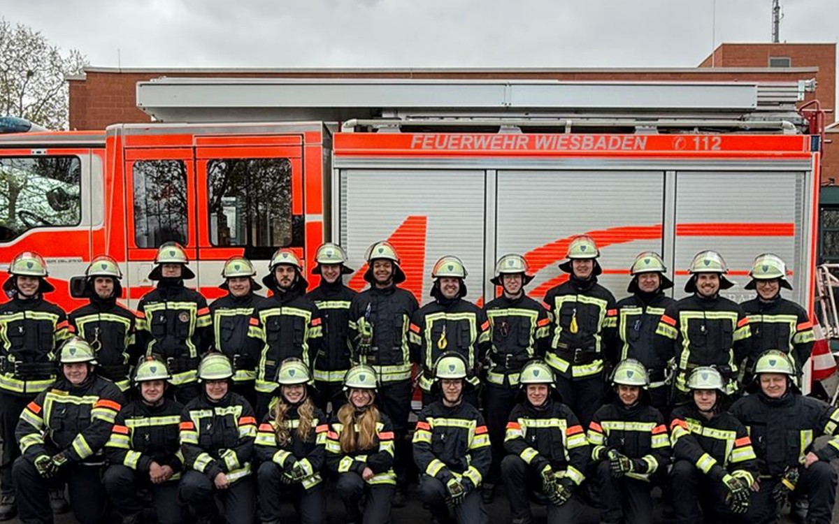 23 neue Einsatzkräfte nach Wiederaufnahme des Lehrgangs in Wiesbaden 23 neue Einsatzkräfte nach Wiederaufnahme des Lehrgangs in Wiesbaden