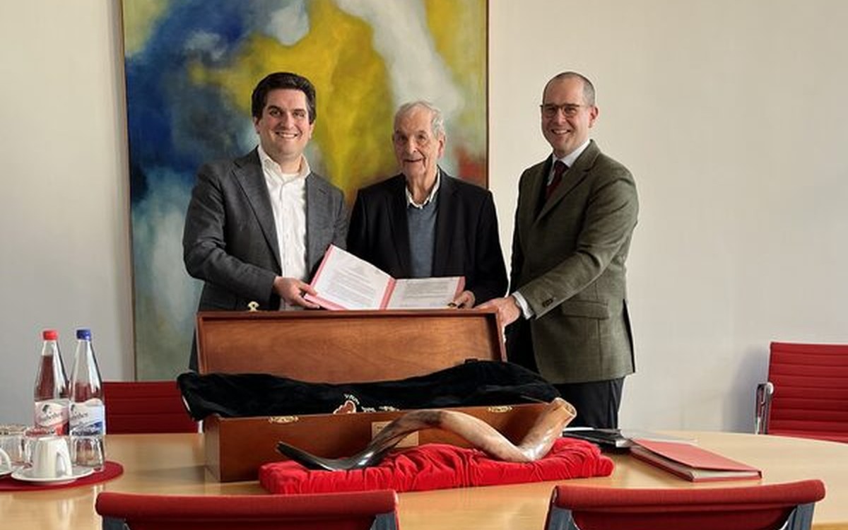 Manfred Beilharz überträgt umfangreichen Theaternachlass an Stadtarchiv Wiesbaden