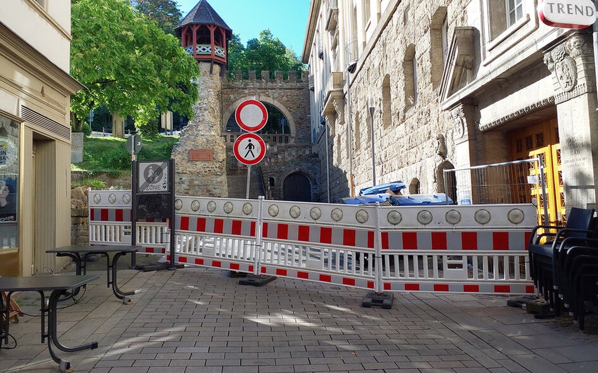 Teil der Straße Am Römertor nach Fassadenschaden gesperrt